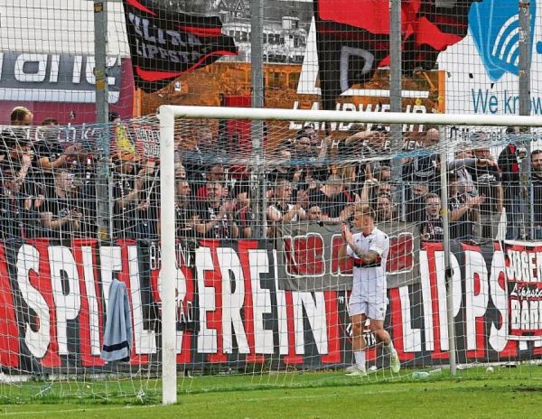 Torschütze Gerrit Kaiser ließ sich von den mitgereisten Lippstädter Fans feiern. Der Stürmer hatte bereits in der dritten Minute das 1:0 erzielt.