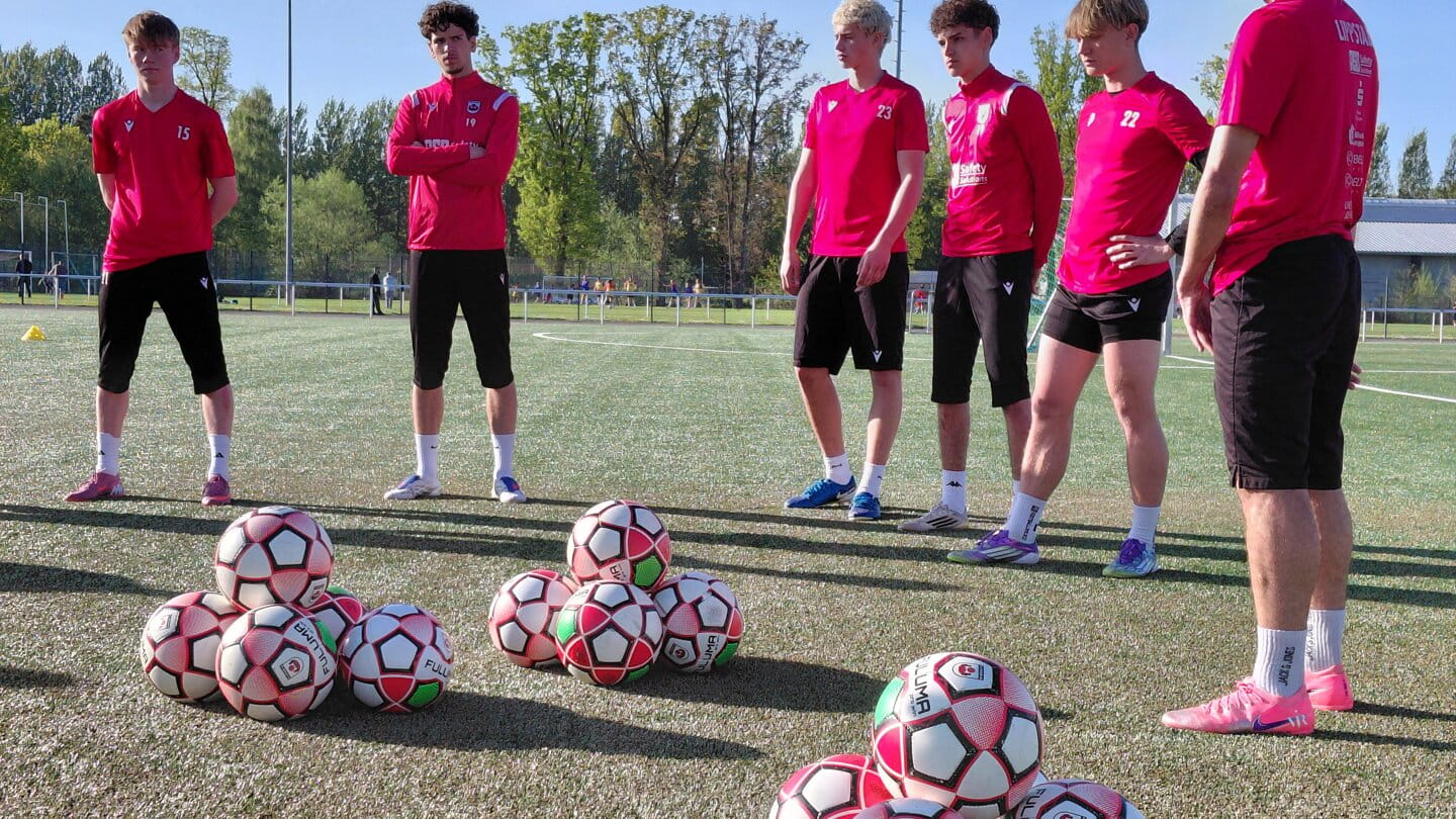 Jugendspielerinnen und Jugendspieler mit Bällen