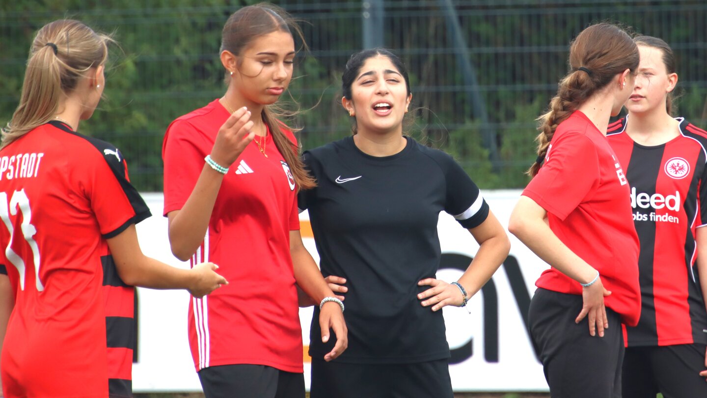 Trainerinnen und Spielerinnen im Gespräch